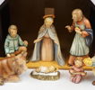 Julkrubba med 14 st figurer av porslin, M.I. Hummel, Goebel.