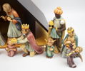 Julkrubba med 14 st figurer av porslin, M.I. Hummel, Goebel.