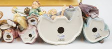 Julkrubba med 14 st figurer av porslin, M.I. Hummel, Goebel.