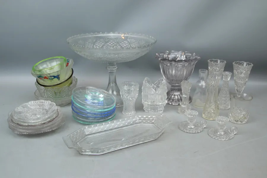Pressglas m.m, ett parti, bl.a äggkoppar, 1800/1900-tal.