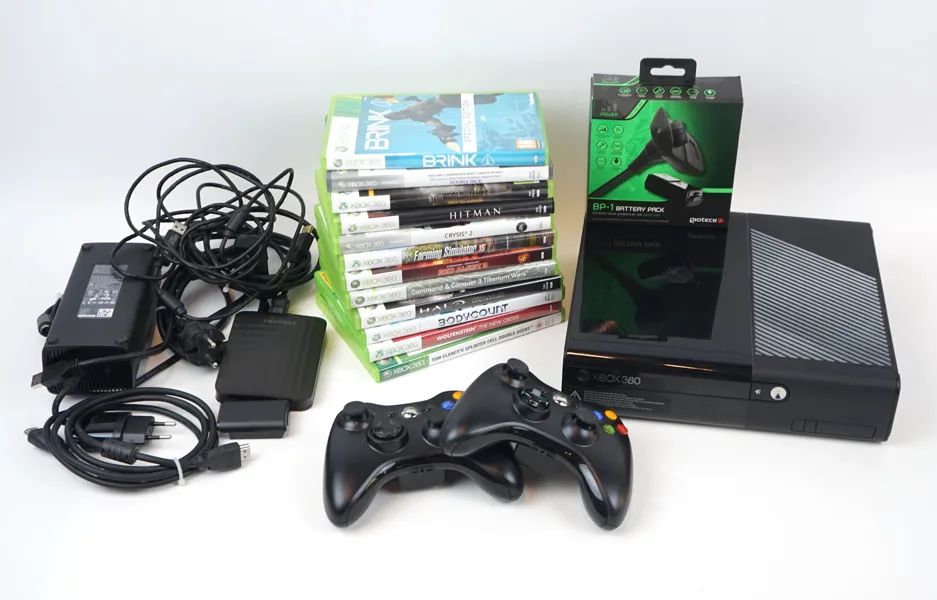 Xbox 360 E med 12 st spel, 2 st kontroller och tillbehör.