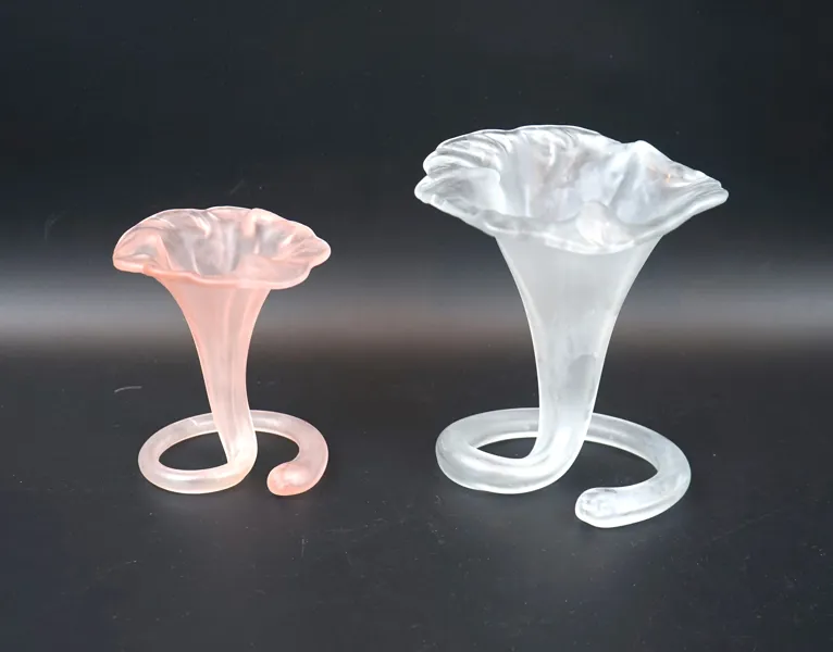 Vaser, 2 st, matterat glas, Italien.