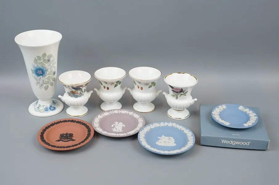 Vaser och fat, 9 delar, porslin, Wedgewood, England.