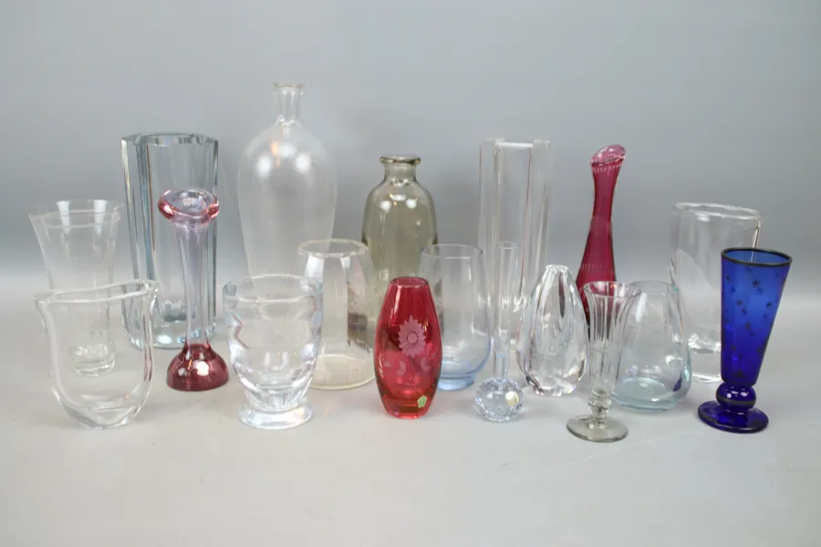 Vaser, ett parti, glas, bl.a Orrefors och Kosta.
