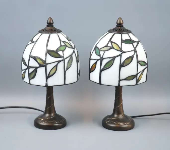 Bordslampor, ett par, glas/metall, tiffanystil, ''Björk B97'', Nostalgia Design.