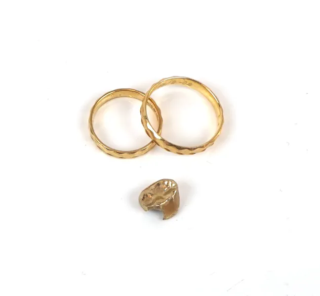 Tandguld och 2 st ringar, guld 18K.