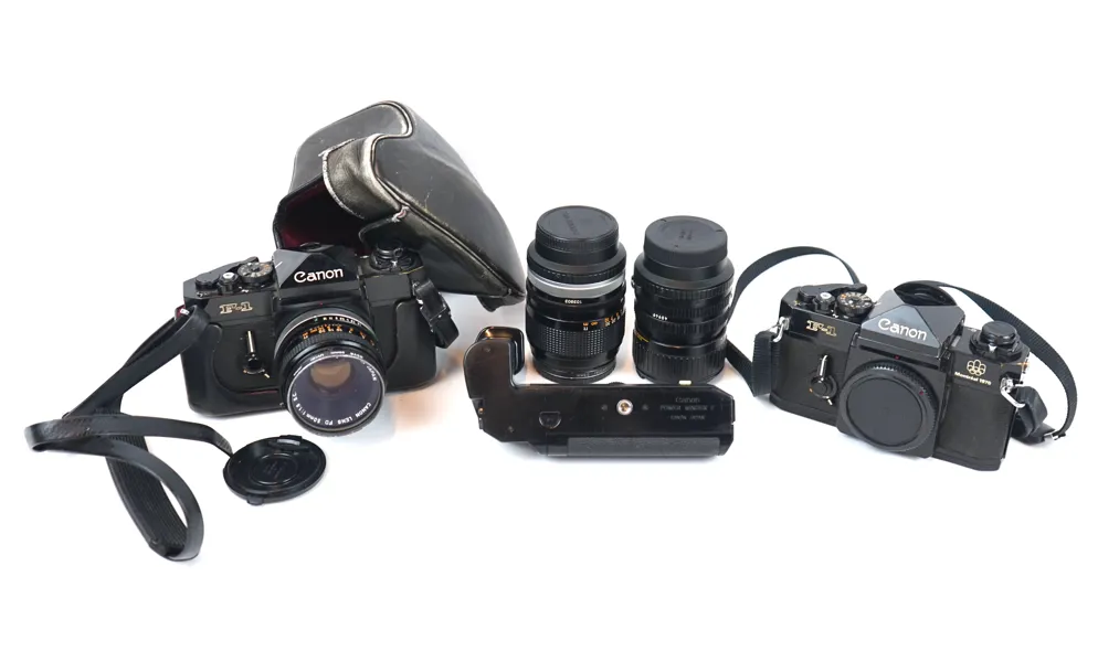 Kameror, 2 st, Canon F-1 med tillbehör.