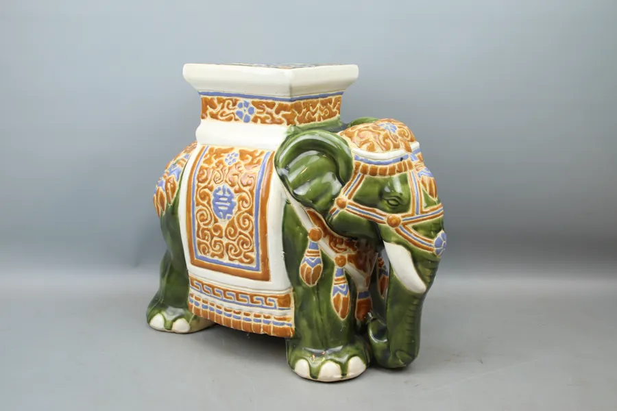 Piedestal, elefant, porslin.