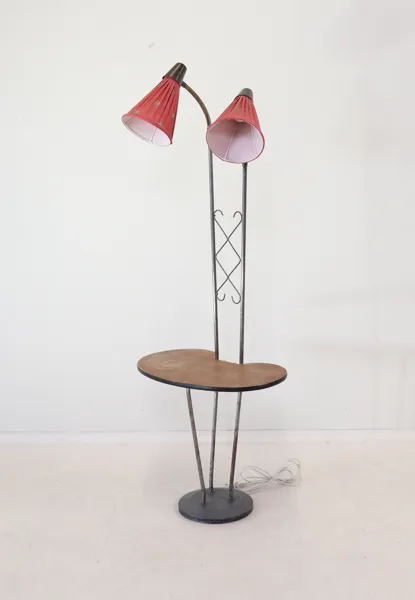 Golvlampa, 2 justerbar ljuspunkter, med bord, metall/trä/textil.