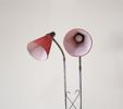 Golvlampa, 2 justerbar ljuspunkter, med bord, metall/trä/textil.