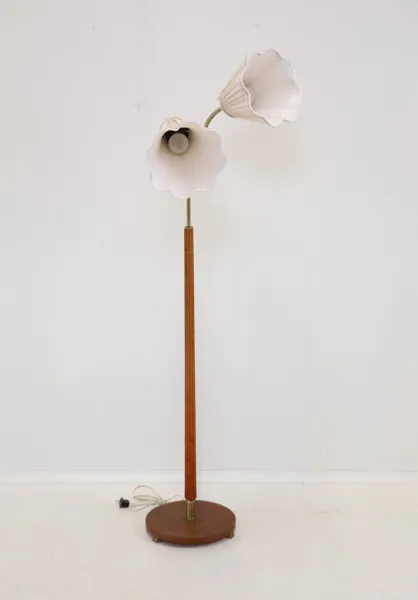 Golvlampa, 2 ljuspunkter, justerbara armar, trä/metall/textil.