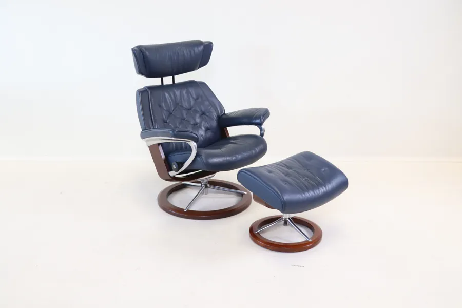Snurrfåtölj med fotpall, justerbar, skinn/trä, "Stressless", Ekornes.