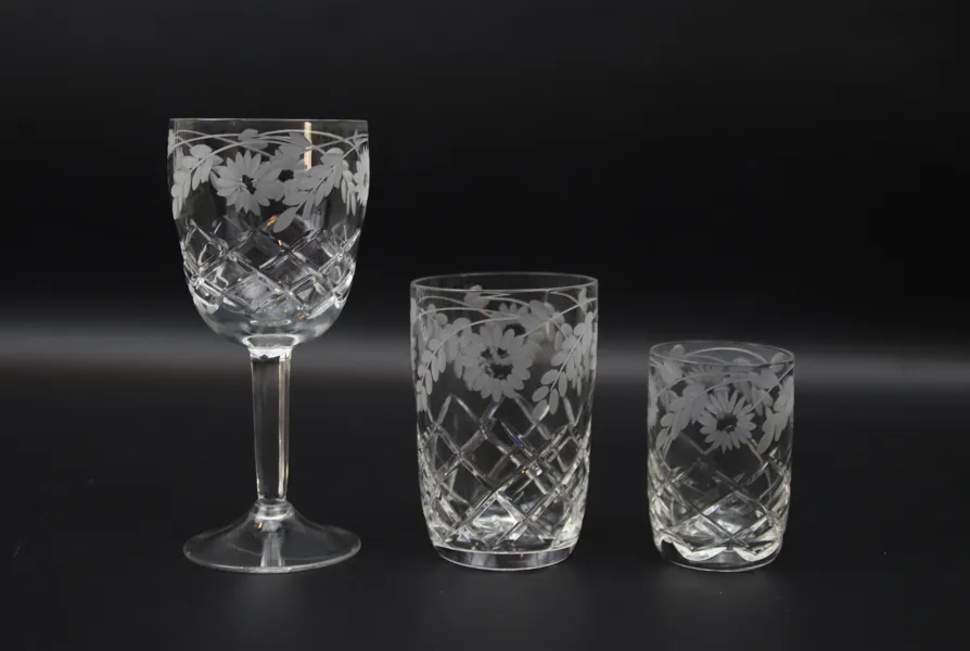 Glasservis, 36 delar, etsad och slipad dekor.