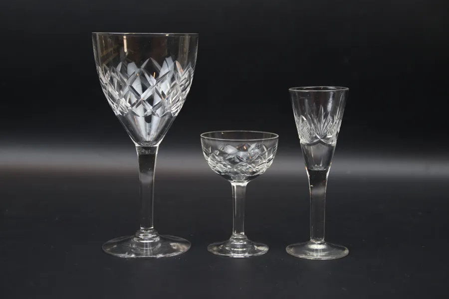 Glasservisdelar, 22 st, slipad dekor, olika modeller, bl.a Bror.