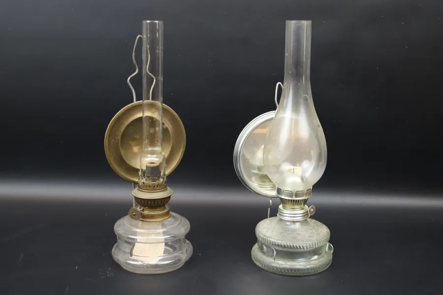 Väggfotogenlampor, 2 st, glas/metall.
