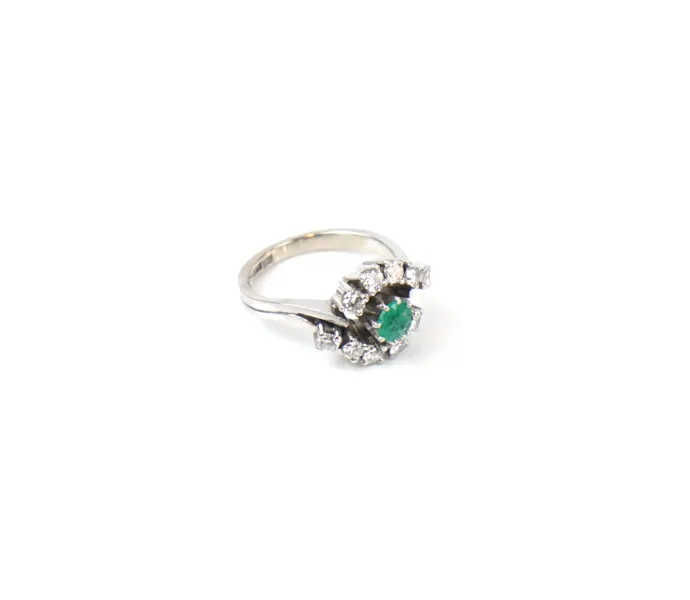 Ring med brilliantslipade diamanter, 0,65K enligt inskription och smaragd, 18K vitguld.