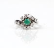 Ring med brilliantslipade diamanter, 0,65K enligt inskription och smaragd, 18K vitguld.