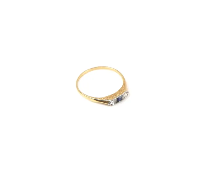 Ring med 2 st gammalslipade diamanter och topas, 18K guld.