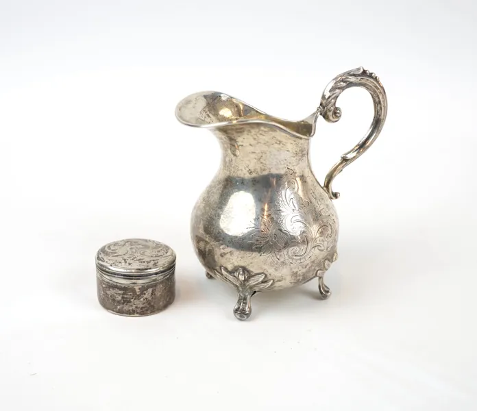 Gräddkanna och pillerdosa, silver, 1800-talets andra hälft.