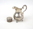 Gräddkanna och pillerdosa, silver, 1800-talets andra hälft.