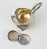 Gräddkanna och pillerdosa, silver, 1800-talets andra hälft.