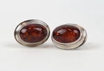 Manschettknappar i silver, halscollier i glas och aftonväskor med pärlbroderi.