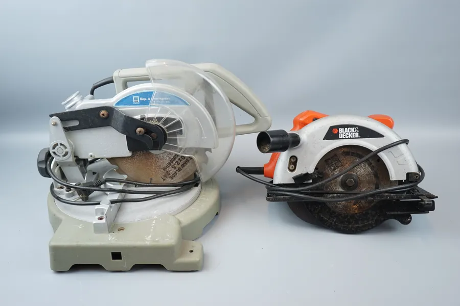 Kap-och gersåg och cirkelsåg, bl. a Black & Decker.