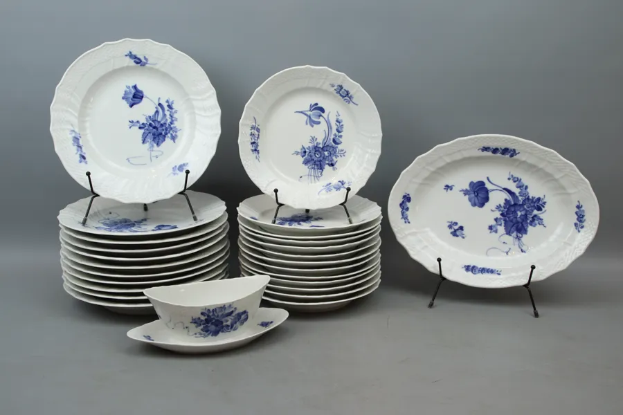 Servisdelar, 26 st, porslin, "Blå Blomst", Royal Copenhagen.