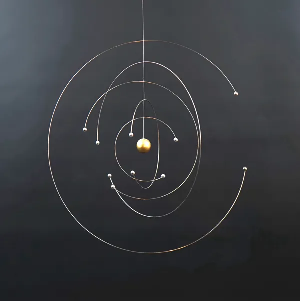Niels Bohr, atommodell mobil, metall/trä, Flensted Mobiles, Danmark.