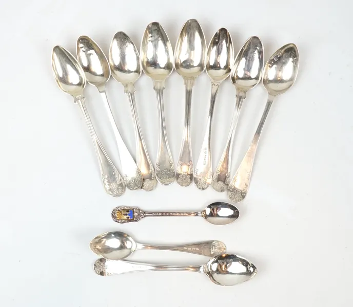 Teskedar, 9 st, silver, snarlika från 1851-1877 samt 2 st udda skedar.