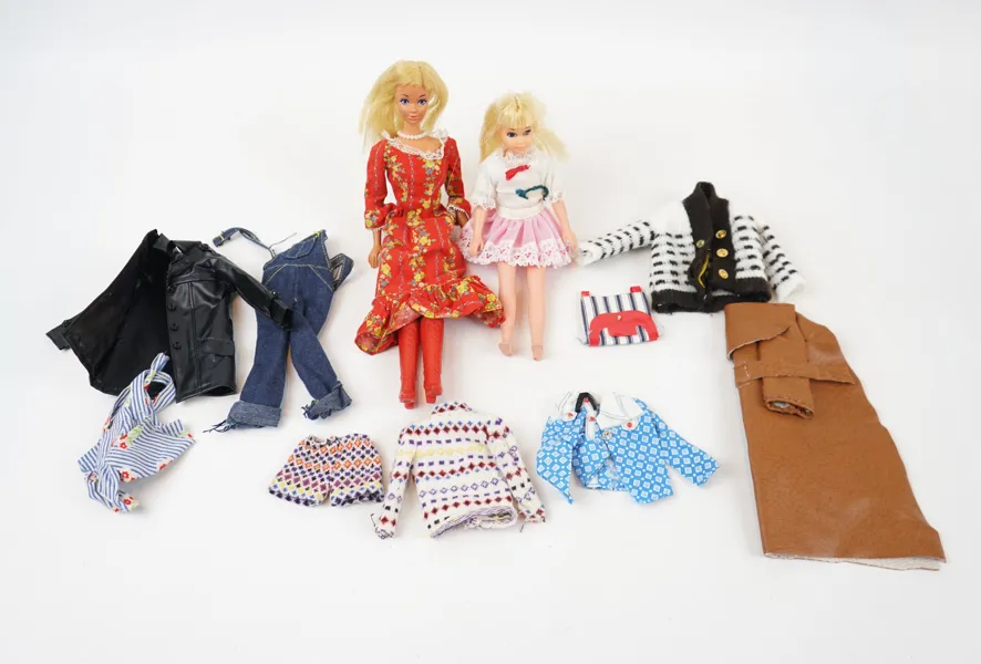 Dockor, Barbie och Skipper, med kläder, ett parti, Mattel, 1966-67.