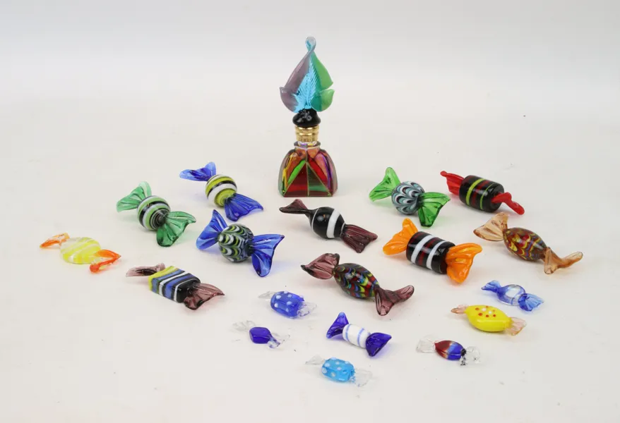 Karameller och flakong, 19 delar, glas, Murano.