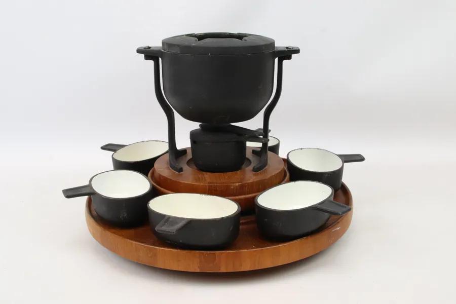 Fondueset, trä/gjutjärn, för 6 personer.
