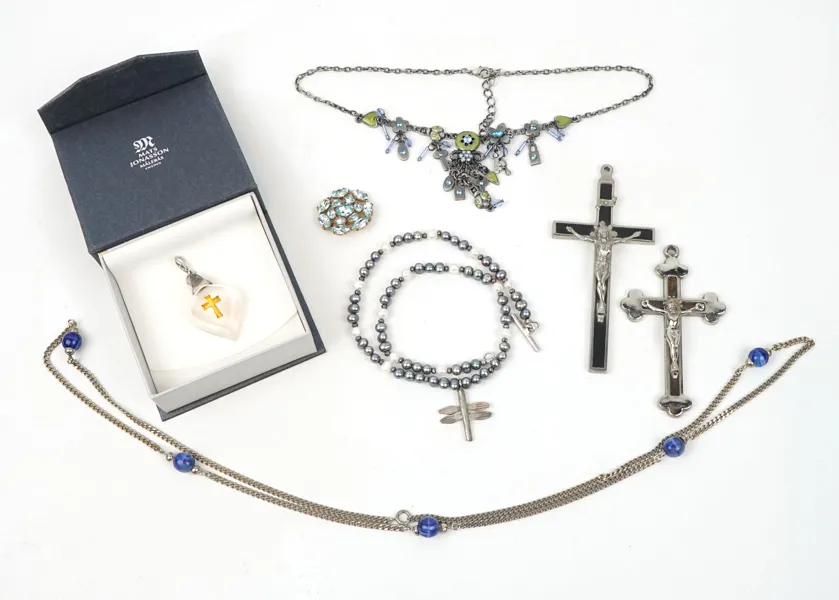 Bijouterier, 7 delar, bl.a hänge av Mats Jonasson, Målerås, silver/glas.