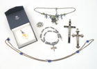 Bijouterier, 7 delar, bl.a hänge av Mats Jonasson, Målerås, silver/glas.