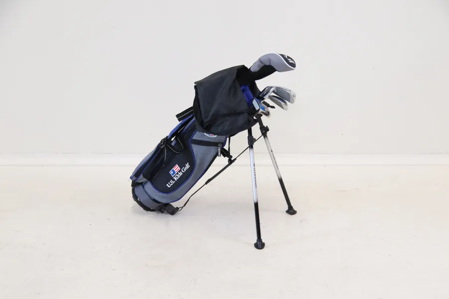 Golfklubbor, för 4-6 år, samt golfväska.