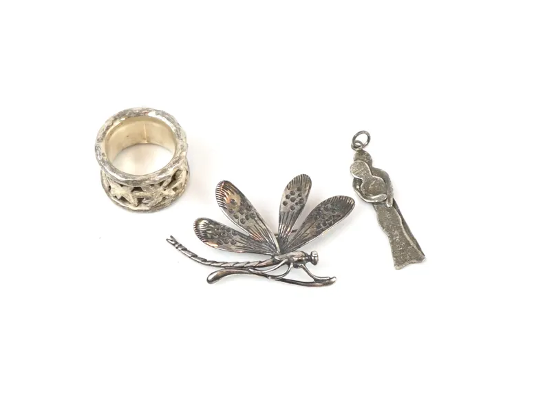Ring, brosch och hänge, silver.