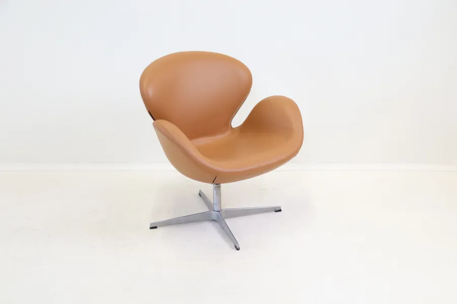 Arne Jacobsen, snurrfåtölj, skinn/metall, "Svanen", Fritz Hansen.