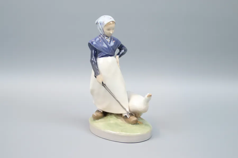 Christian Thomsen, figurin, porslin, "Gåsapiga", #528, Royal Copenhagen.