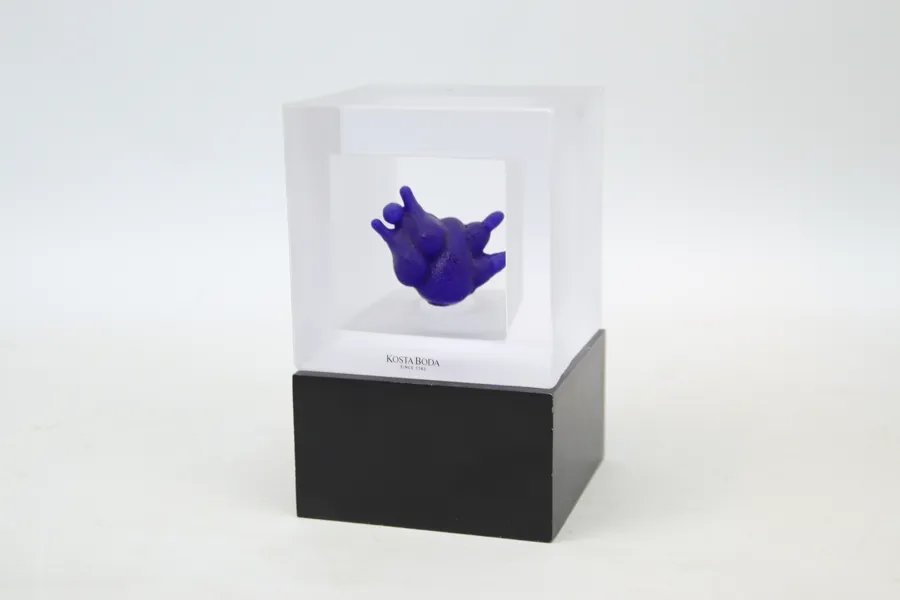 Kjell Engman, "Snapshot", skulptur, glas, på träsockel, Kosta Boda, signerad.