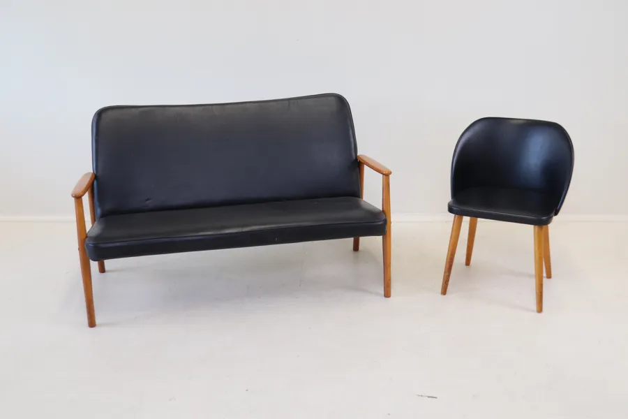 Soffa och stol, konstskinn/bok.