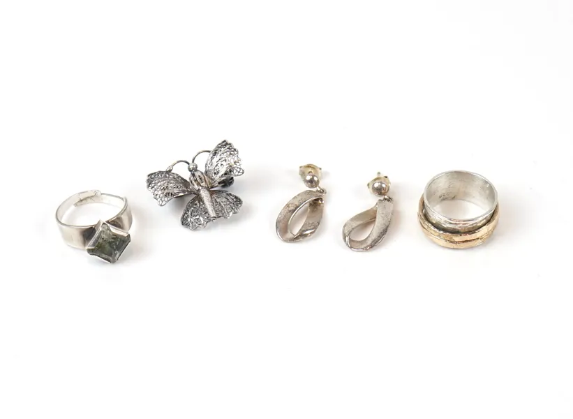 Ringar, brosch och örhänge, 5 delar, silver.