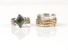 Ringar, brosch och örhänge, 5 delar, silver.