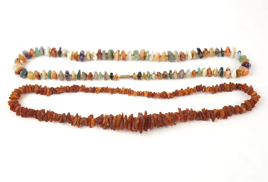 Halsband, 2 st, bl.a bärnsten.