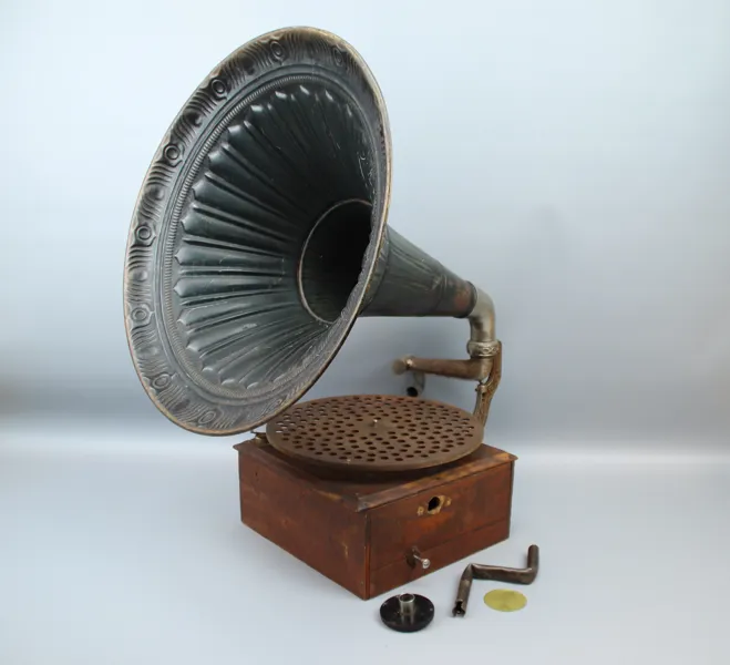 Trattgrommofon, 1900-talets början.