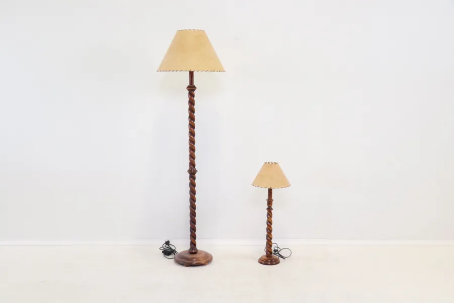 Golvlampa samt bordslampa, 2 st, trä.