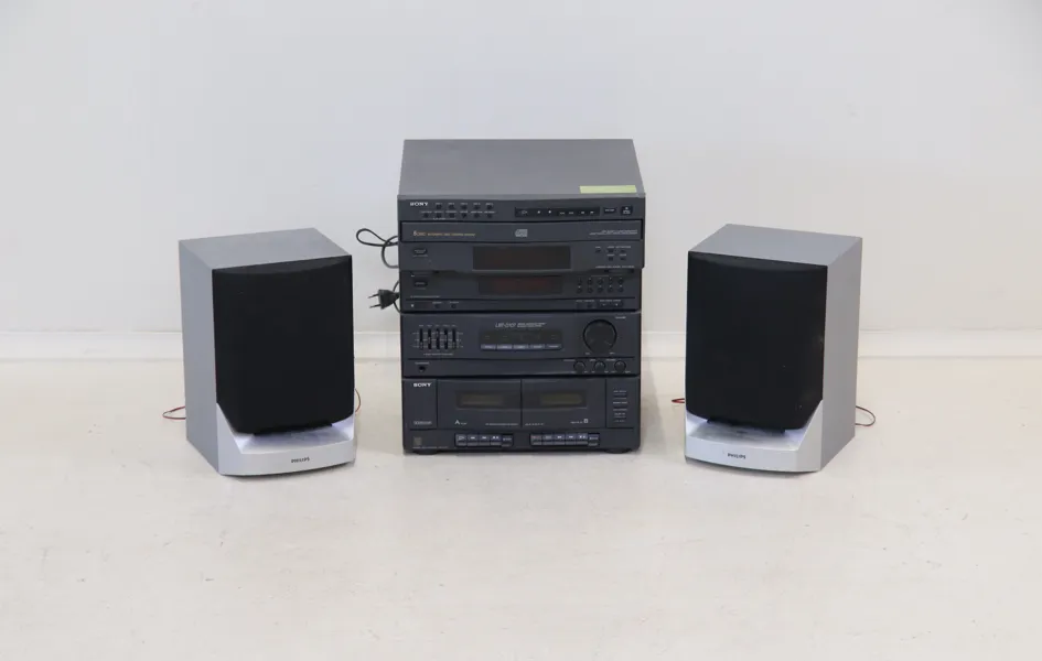 Stereo och Cd-spelare, Sony, med ett par högtalare, Philips.