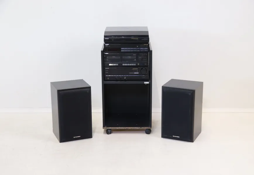 Stereosystem, 4 delar, samt ett par högtalare, Pioneer.