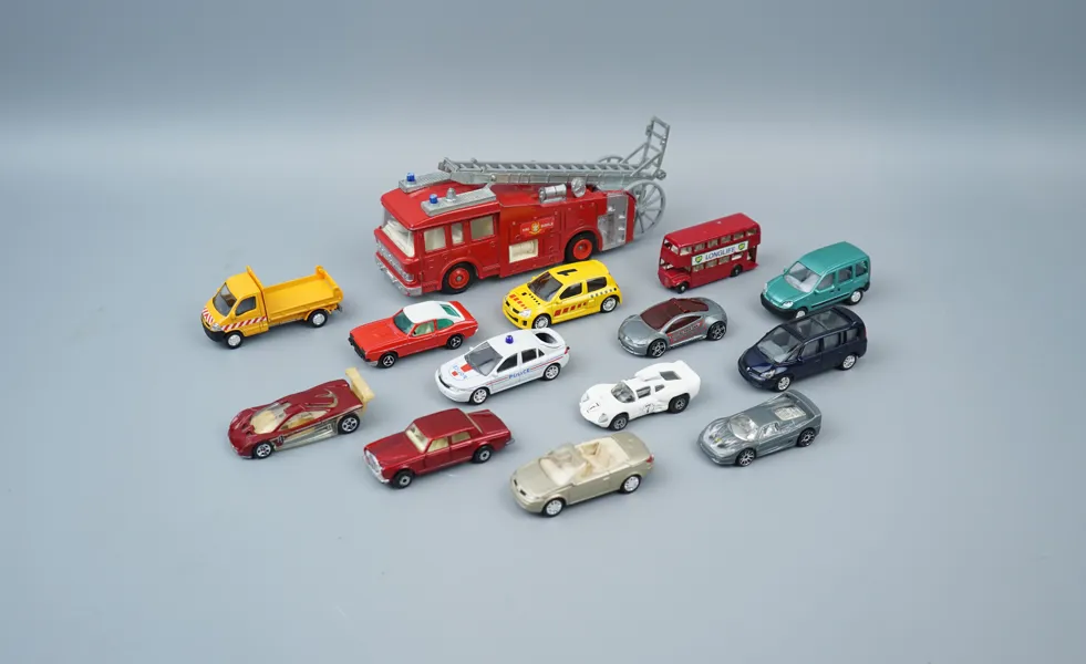 Leksaksbilar, 14 st, metall/plast, bl.a Matchbox och Dinky Toys.