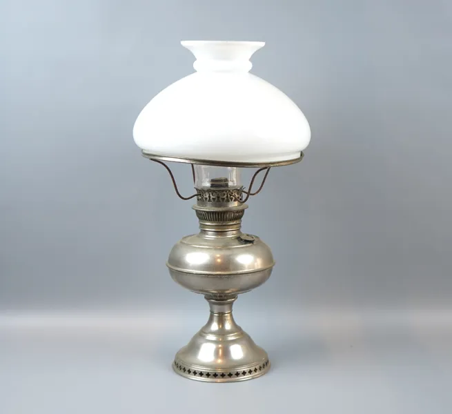 Fotogenlampa, metall/glas.